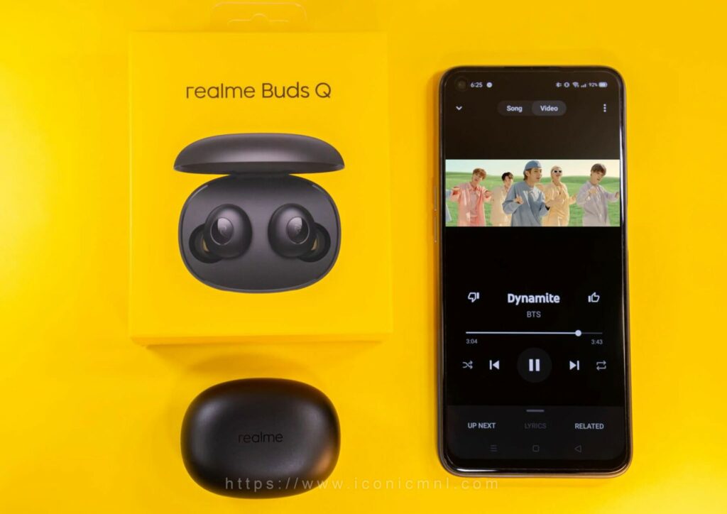 realme Buds Q - listening to music