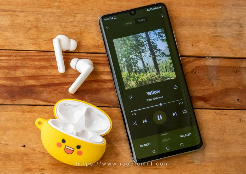 Huawei FreeBuds 4i - listening to music
