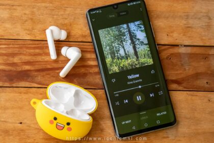 Huawei FreeBuds 4i listening to music
