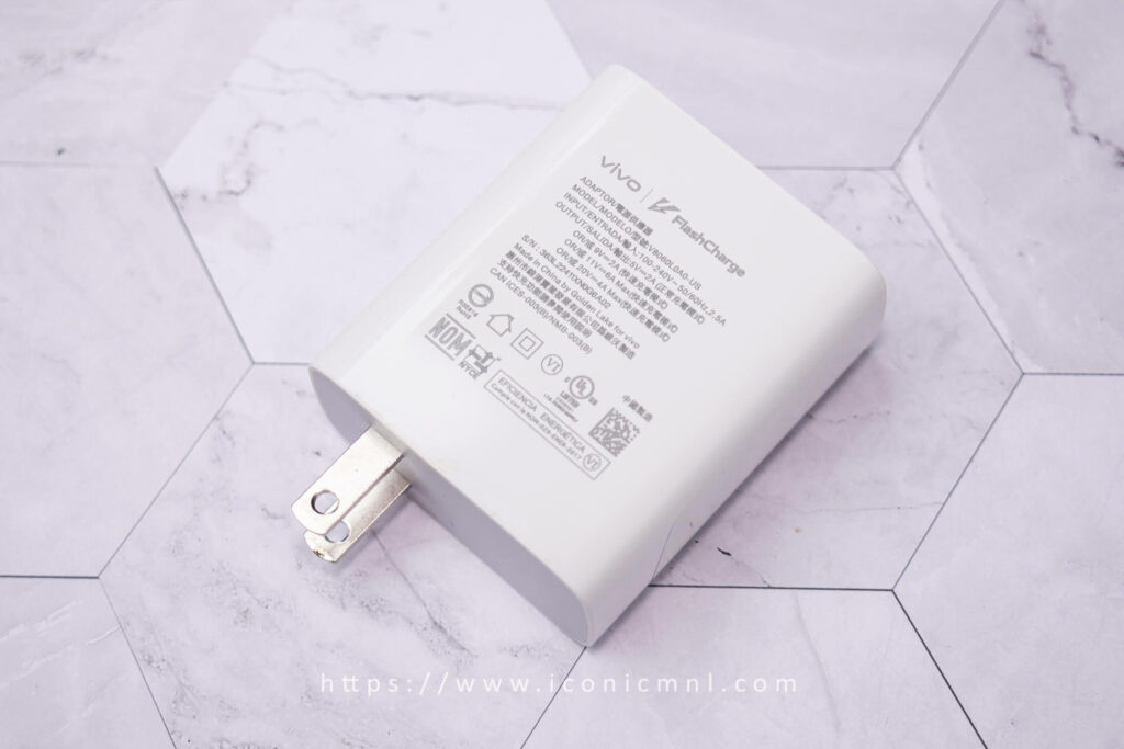 vivo X80 - 80W wall charger with flash charge technology