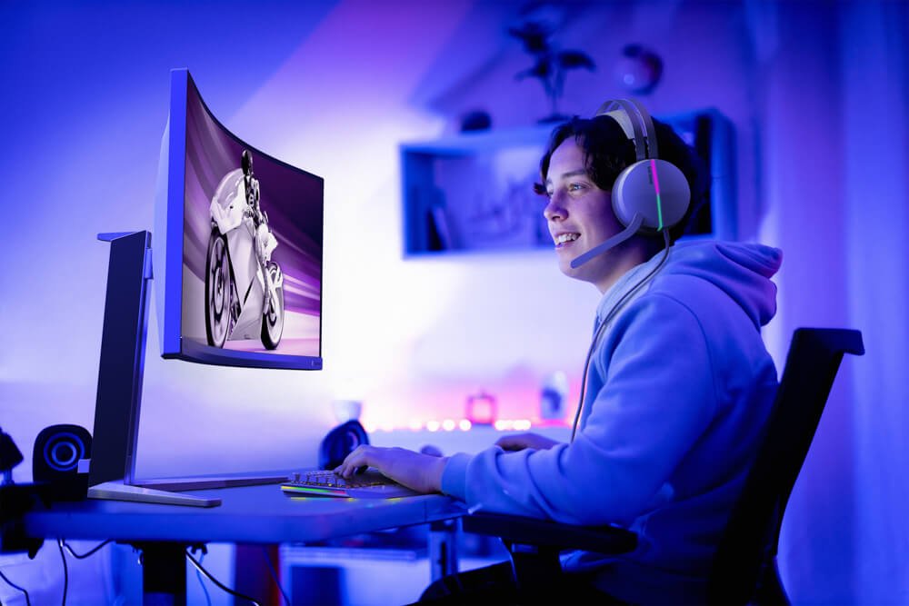 Evnia, a new range of Philips monitors and accessories to reinvent the ...