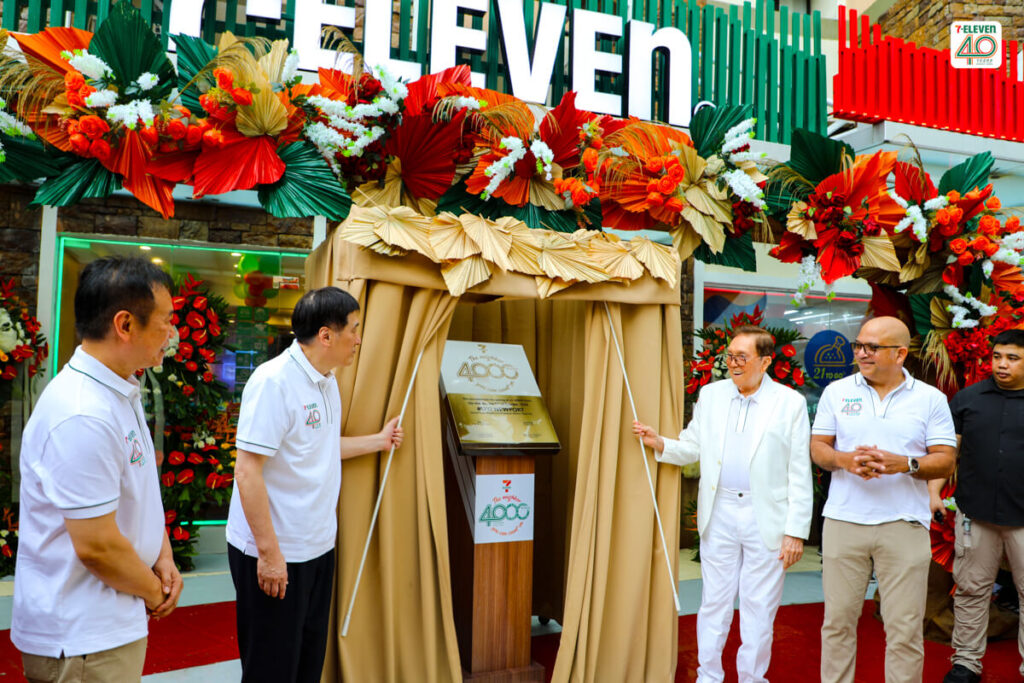 7-Eleven 4000th Store - Unveiling of store marker