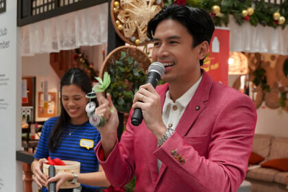 Christian Bautista's surprise performance on the first day of IKEA Carolling Week