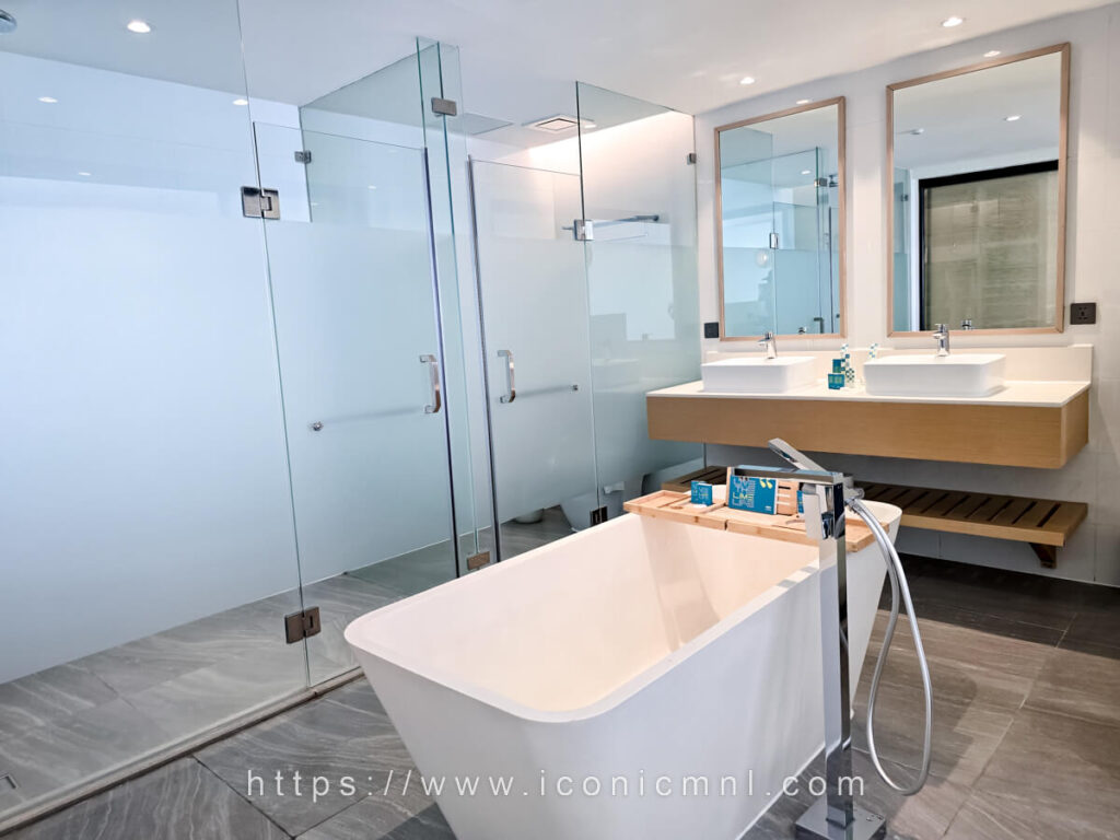 Lime Resort Manila Premier King Bayview Suite Bathroom
