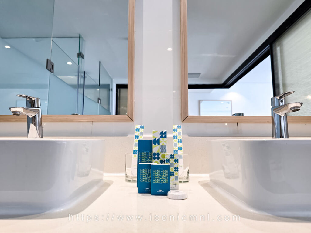 Lime Resort Manila Premier King Bayview Suite Bathroom