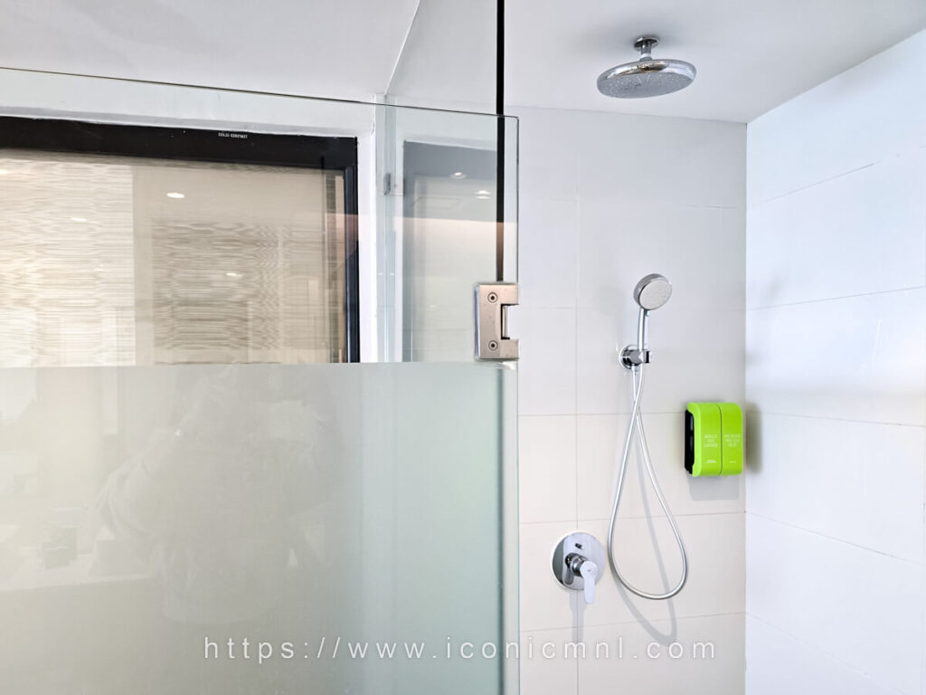 Lime Resort Manila Premier King Bayview Suite Bathroom
