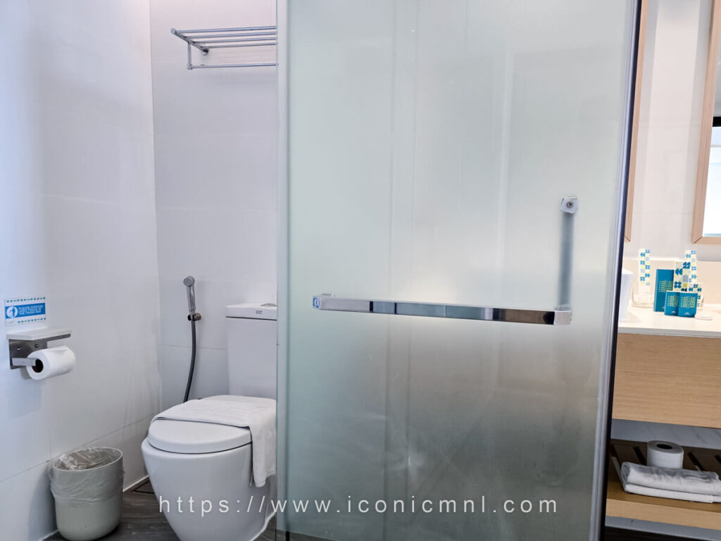 Lime Resort Manila Premier King Bayview Suite Bathroom