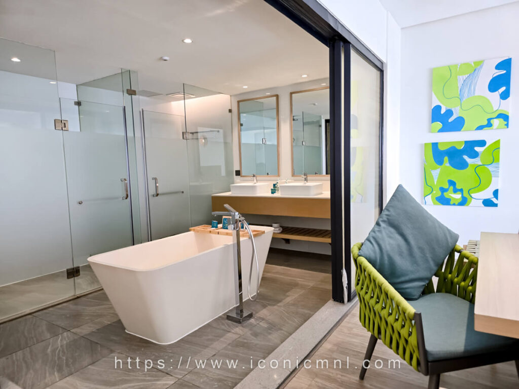 Lime Resort Manila Premier King Bayview Suite Bathroom