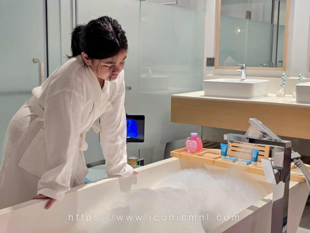 Lime Resort Manila Premier King Bayview Suite Bathroom