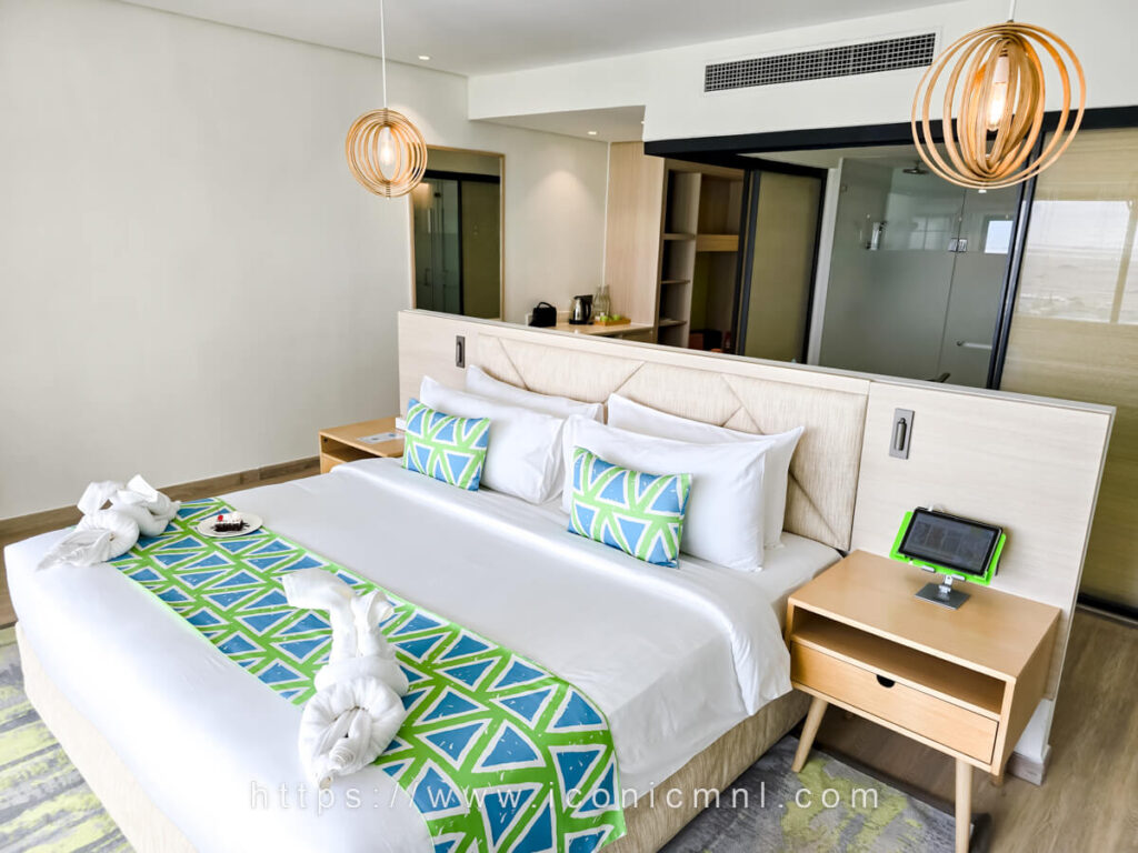 Lime Resort Manila Premier King Bayview Suite Bedroom