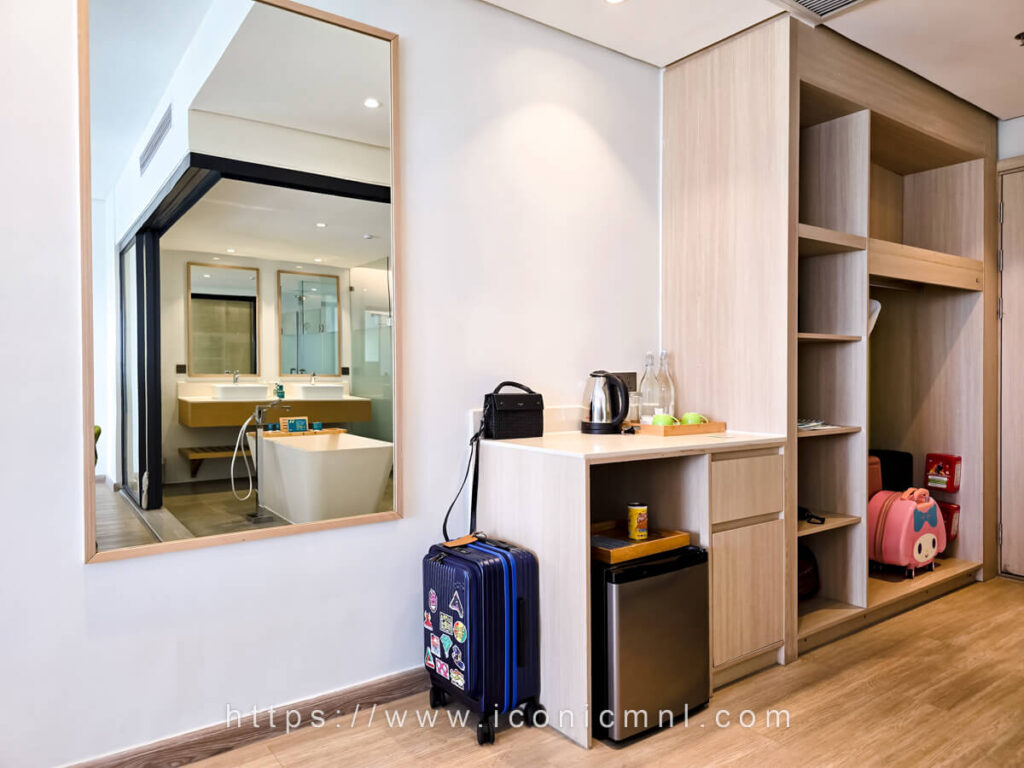 Lime Resort Manila Premier King Bayview Suite Bedroom