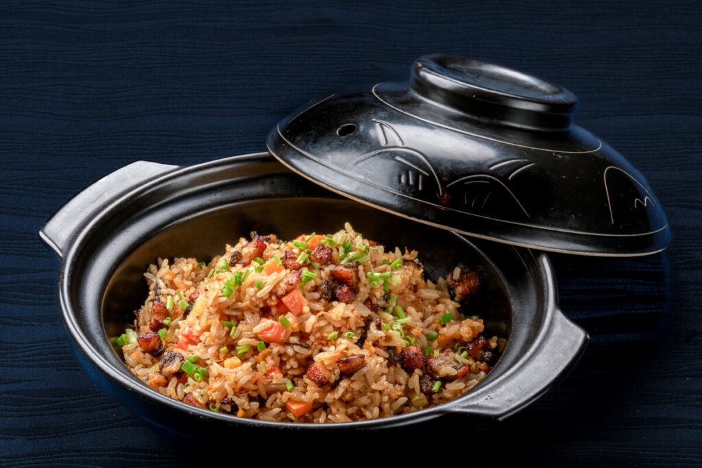 Fragrant garlic unagi eel hot pot rice with white onion and vegetables