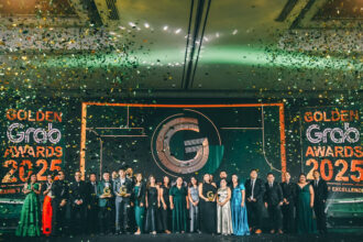 Golden Grab Merchants of the Year Juliet Chen (Serenitea), Gerby Estrella (JT’s Manukan Grille), and Ryan Tan (Oh Mango) with Grab Philippines leaders led by Managing Director Ronald Roda