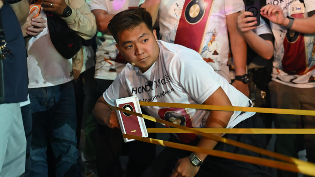 HONOR X9d 5G against Tesla Cybertruck