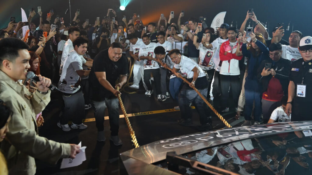 HONOR X9d 5G against Tesla Cybertruck