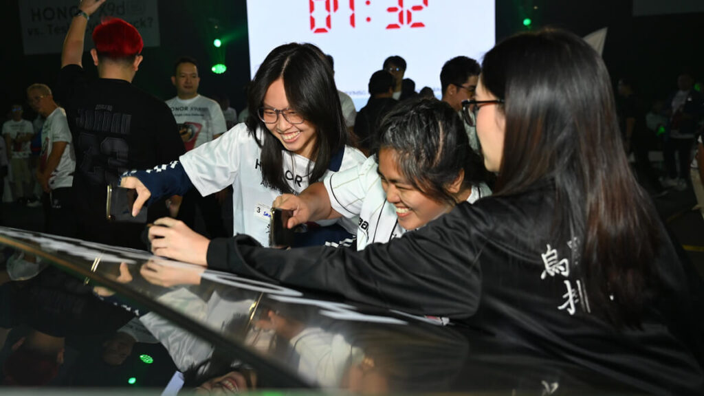 HONOR X9d 5G against Tesla Cybertruck