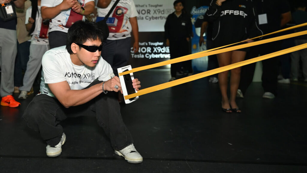 HONOR X9d 5G against Tesla Cybertruck