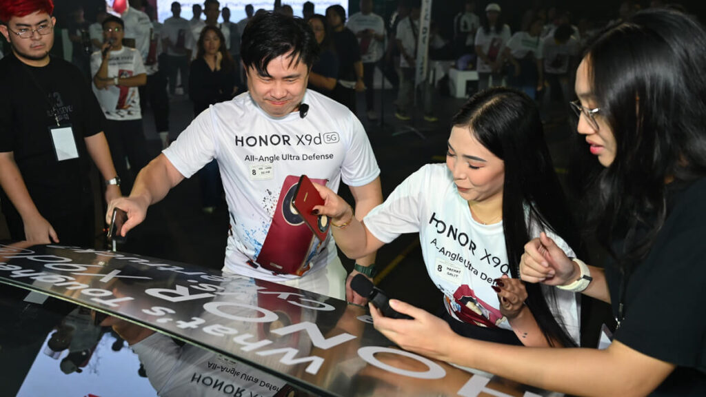 HONOR X9d 5G against Tesla Cybertruck