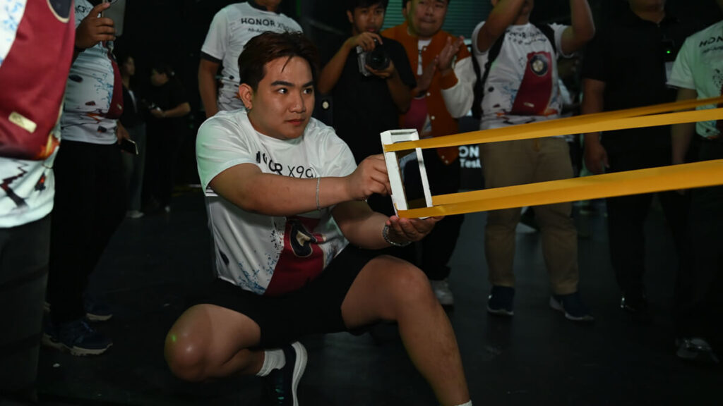 HONOR X9d 5G against Tesla Cybertruck