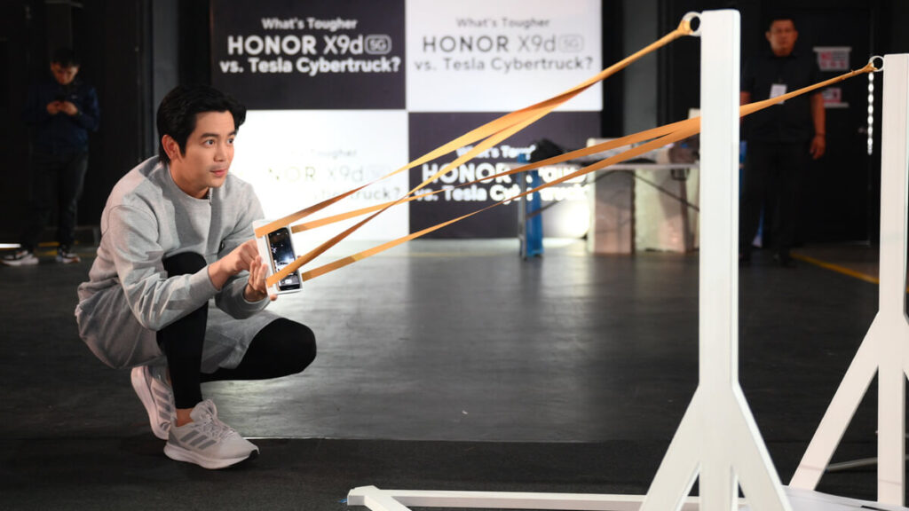 HONOR X9d 5G against Tesla Cybertruck