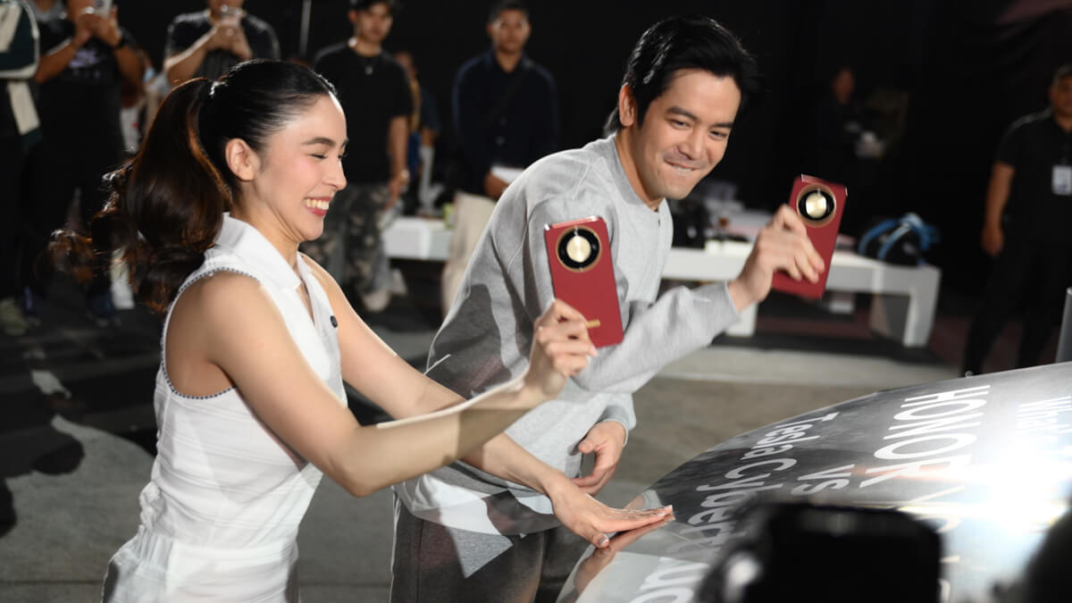 HONOR X9d 5G against Tesla Cybertruck