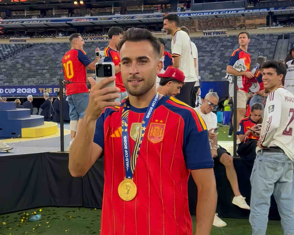 HONOR Robot Phone Makes Surprise Appearance During Spain's World Cup Celebration