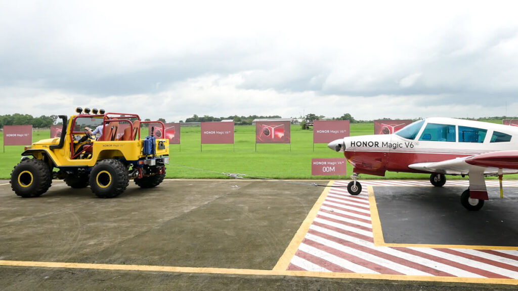 HONOR Magic V6 - Aircraft-Pull Test