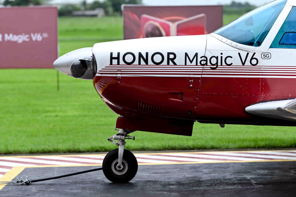 HONOR Magic V6 - Aircraft-Pull Test