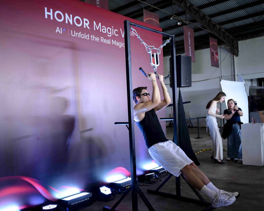 HONOR Magic V6 - Aircraft-Pull Test